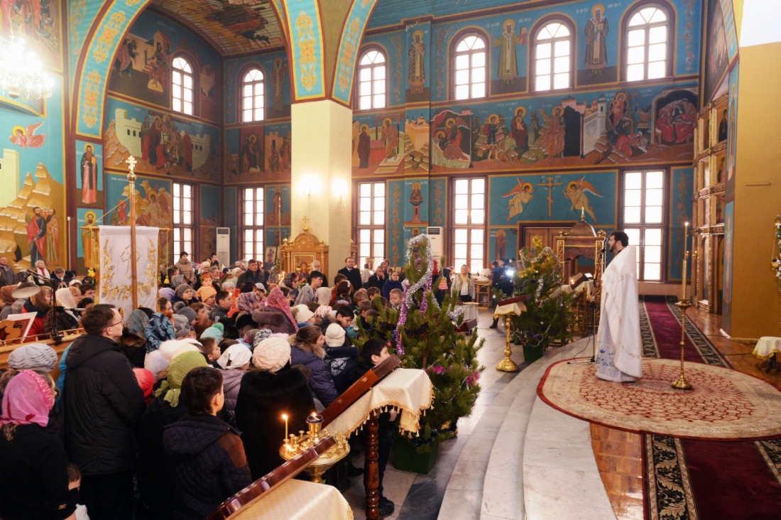 Праздничное богослужение в храме Рождества Христова поселка Рыздвяного