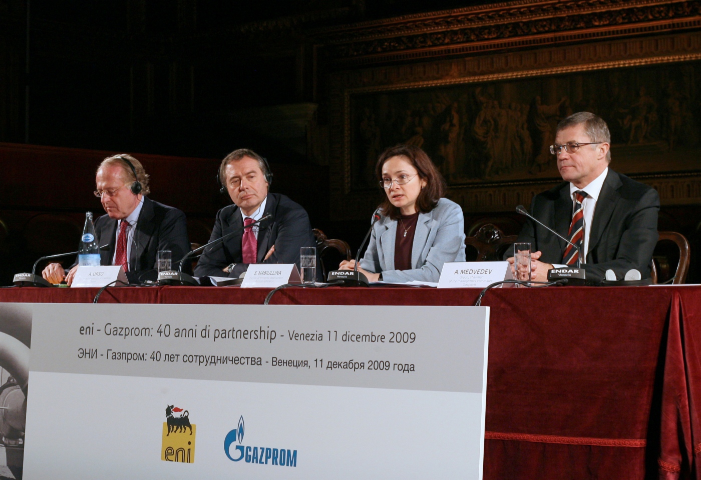 Генеральный управляющий концерна ENI Паоло Скарони, заместитель Министра экономического развития Италии Адольфо Урсо, Министр экономического развития РФ Эльвира Набиуллина и Александр Медведев. 40 лет поставок российского газа в Италию. 11 декабря 2009
