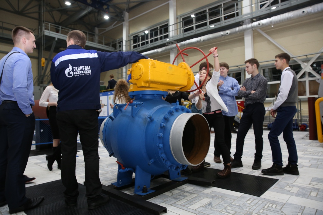 Экскурсия учащихся «Газпром-класса» по Учебному полигону УПЦ предприятия
