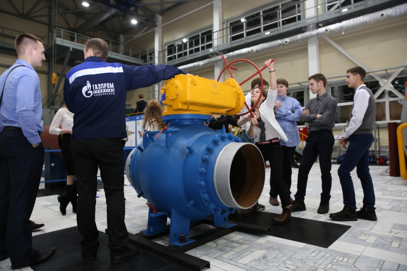Экскурсия учащихся «Газпром-класса» по Учебному полигону УПЦ предприятия