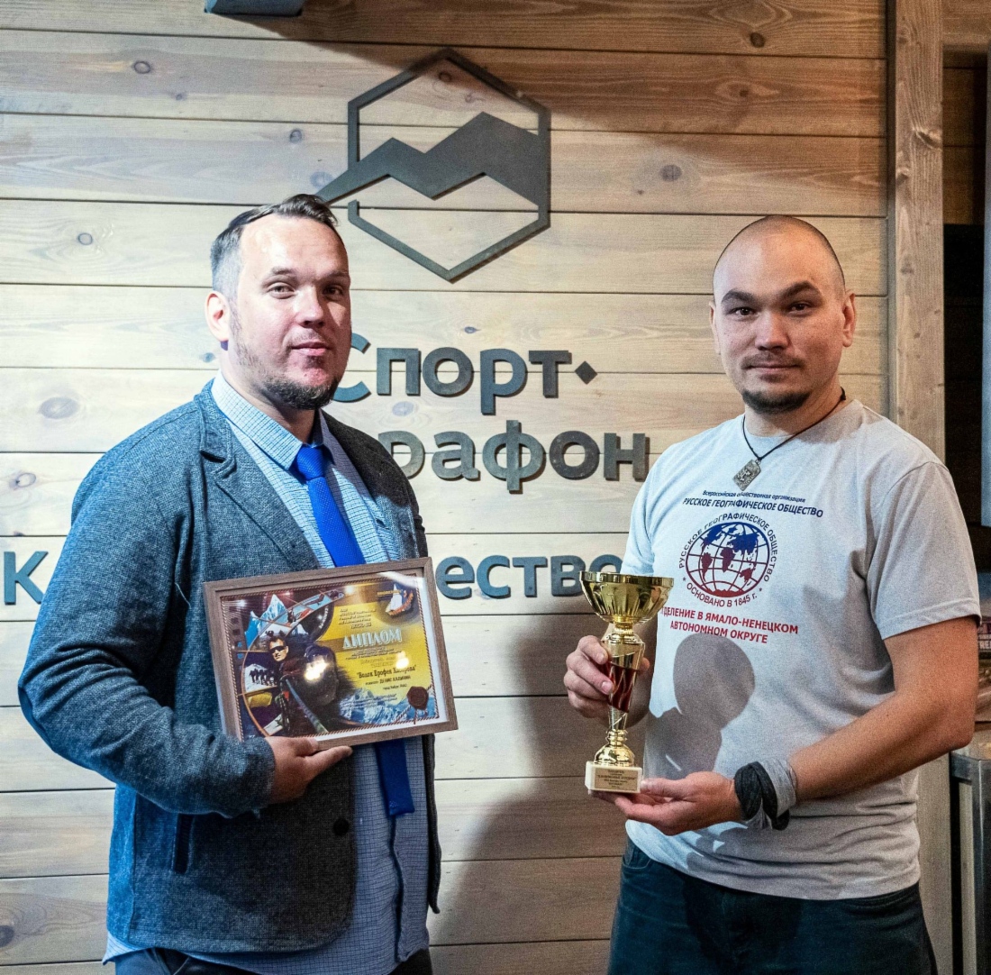 Режиссер монтажа Кирилл Мамонов (слева) и участник экспедиции, оператор аэросъемок Данил Хусаинов с заслуженной наградой