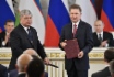В присутствии Президента Российской Федерации Владимира Путина (на заднем плане справа) и Президента Республики Узбекистан Шавката Мирзиёева (на заднем плане слева) Заместитель Премьер-министра Республики Узбекистан Гуломжон Ибрагимов и Алексей Миллер заключили контракт на покупку «Газпромом» узбекского газа. Фото «РИА Новости»