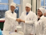Сотрудники завода по производству изделий одноразового применения