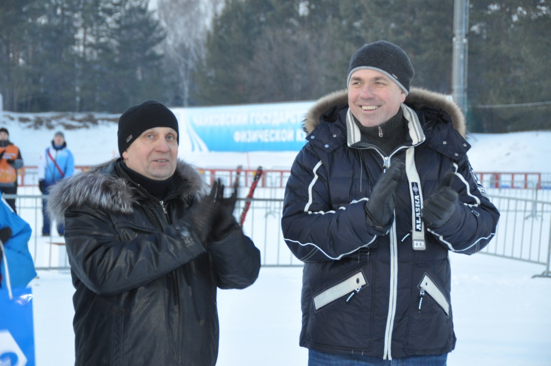 Спортсменов приветствуют Сергей Сусликов (справа) и Владимир Левашов