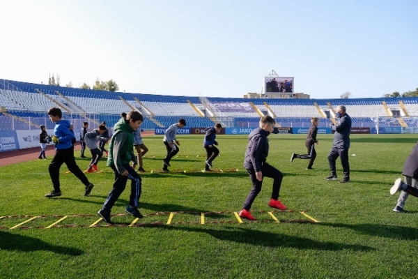 Разминка юных футболистов на главной спортивной арене