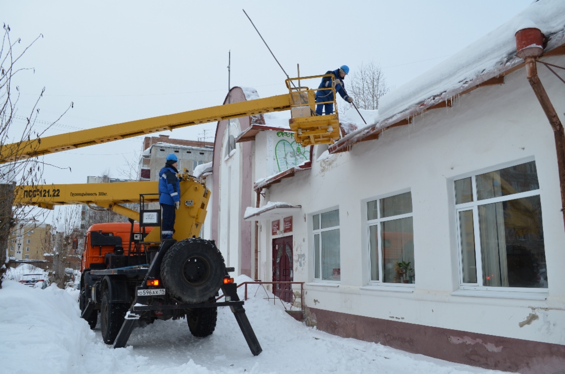 Для уборки снега на крыше Детской музыкальной школы № 2 Ухты, задействованы работники и техника ООО «Газпром трансгаз Ухта»