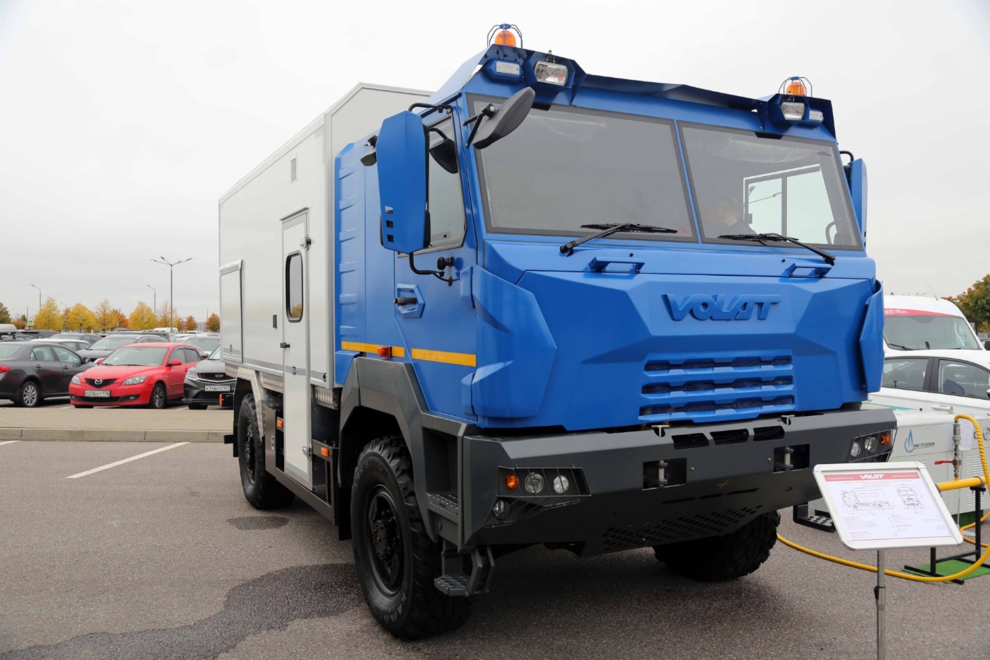 Грузовик-внедорожник с кузовом-мастерской МЗКТ-4503КМ-010