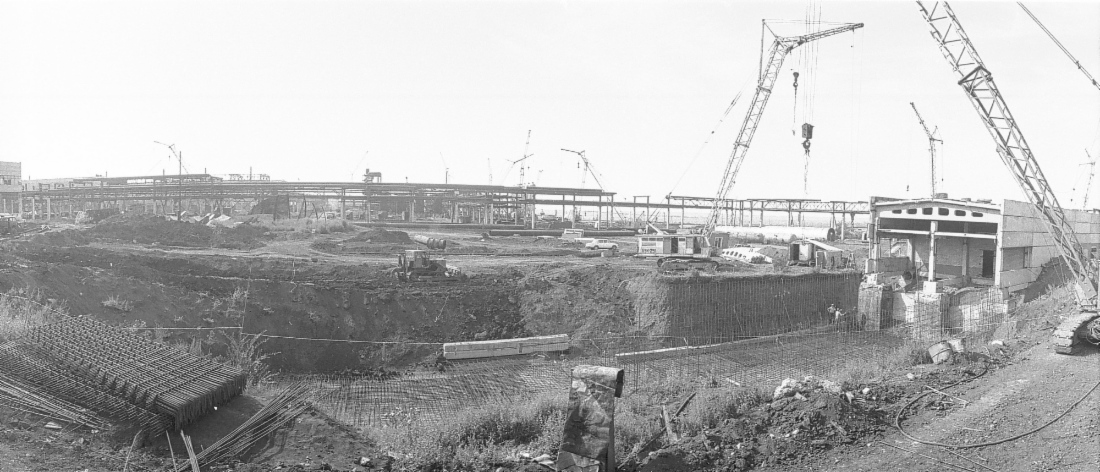 Строительная площадка второй очереди Оренбургского гелиевого завода, 1982 г.