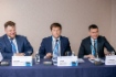 Генеральный директор «Газпром добыча шельф Южно-Сахалинск» Валерий Гурьянов (слева), первый заместитель начальника Департамента ПАО «Газпром» Павел Слугин (в центре) и начальник управления Департамента ПАО «Газпром» Александр Соломахин во время заседания секции