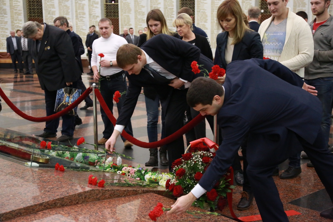 Церемония возложения цветов в Зале Славы