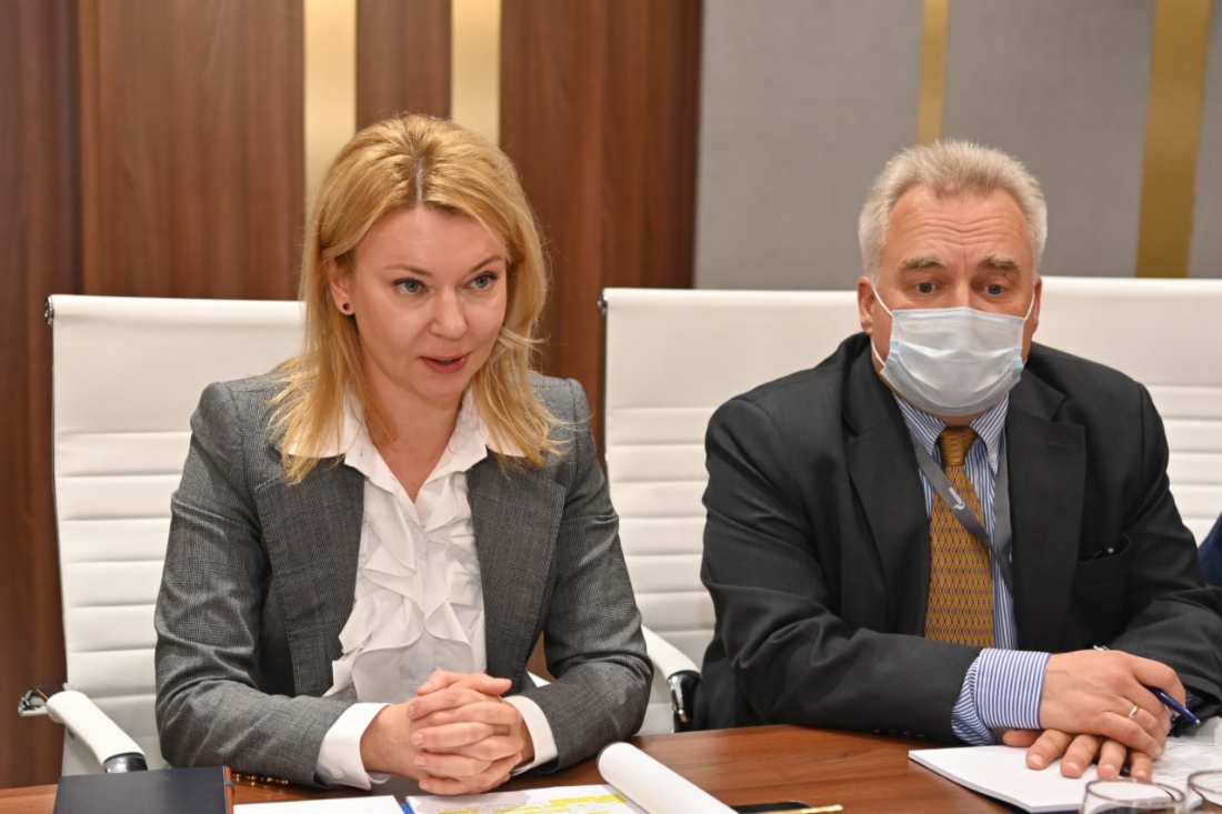 Елена Бурмистрова (слева)