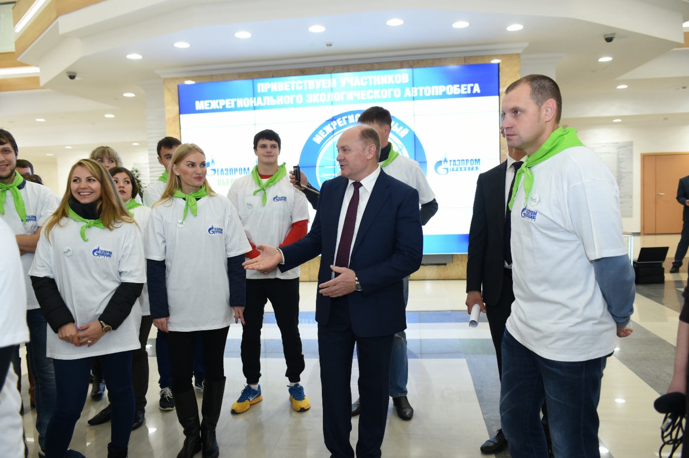 Петр Созонов провожает участников Межрегионального экологического автопробега