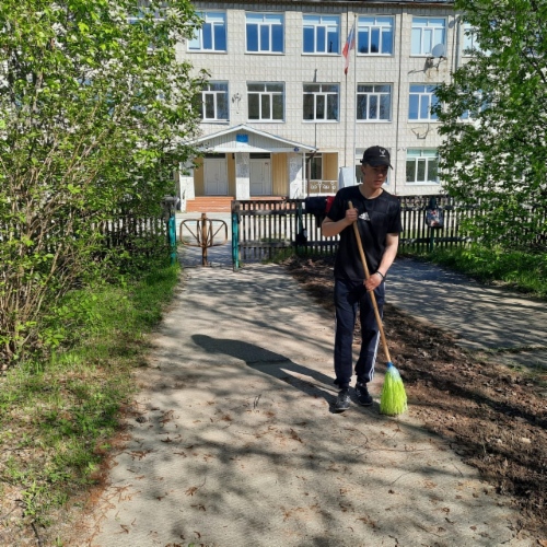 Ребята помогают в уборке территорий Ребята помогают в уборке территорий