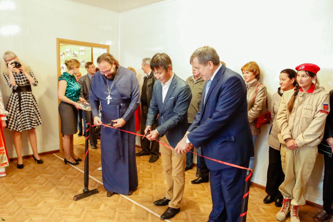 Открытие выставки. В центре снимка — Александр Будаев, начальник базы по хранению и реализации МТР в п. Магистральном. Фото Александра Пуненко