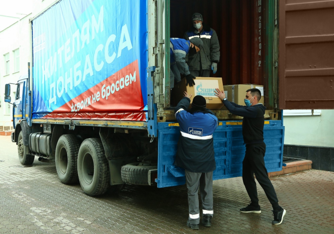 Загрузка гуманитарной помощи, которую собрали предприятия некоммерческого партнерства «Газпром в Оренбуржье»