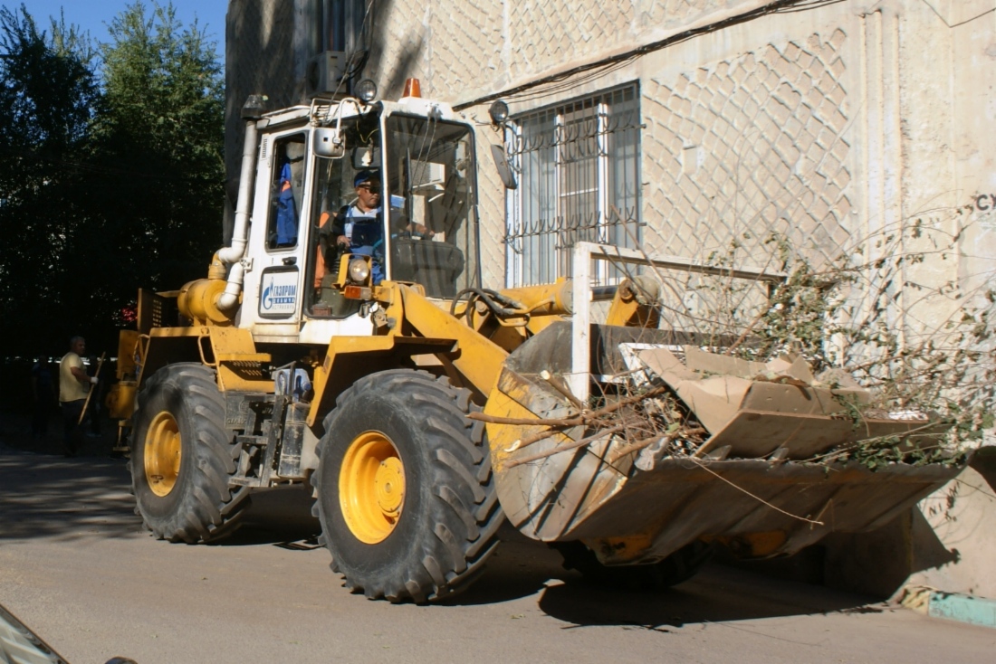 Крупная техника позволяет грузить и вывозить крупногабаритный мусор