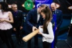 Иван Башунов вручил Юлии Пурдышовой cпециальный приз за волю к победе — трофейный кий Кубка Председателя Правления ПАО «Газпром» Алексея Миллера 