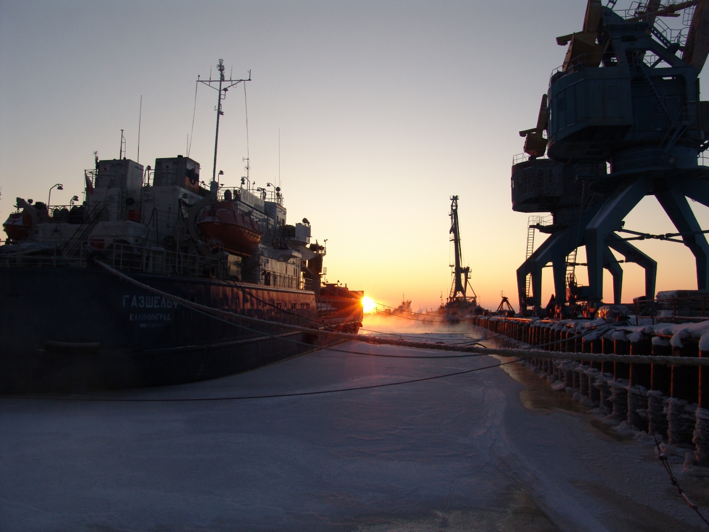 Крановое судно «Газшельф» на зимней стоянке