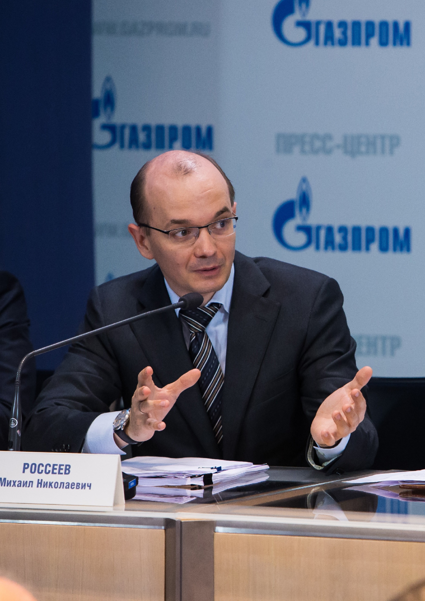 Михаил Россеев во время пресс-конференции «Финансово-экономическая политика ПАО „Газпром“»