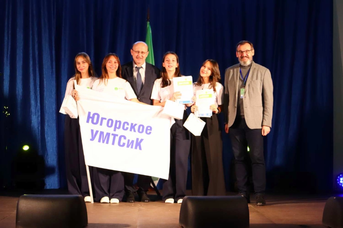 Награждение по итогам защиты проектов: заместитель генерального директора по управлению персоналом ООО «Газпром трансгаз Югорск» С. А. Андрианов, заместитель исполнительного директора Фонда им. Вернадского А. А. Чешев и призеры