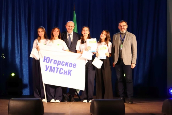 Награждение по итогам защиты проектов: заместитель генерального директора по управлению персоналом ООО «Газпром трансгаз Югорск» С. А. Андрианов, заместитель исполнительного директора Фонда им. Вернадского А. А. Чешев и призеры