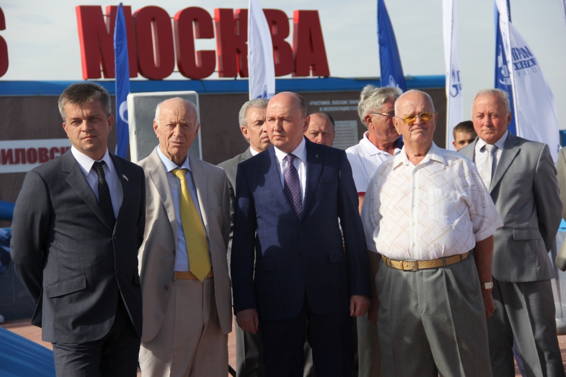 Участники митинга (слева направо): министр промышленности и энергетики Саратовской области Максим Шихалов, почетный работник газовой промышленности России Владимир Чумаков, генеральный директор ООО «Газпром трансгаз Саратов» Леонид Чернощеков, ветеран компании Анатолий Донцов