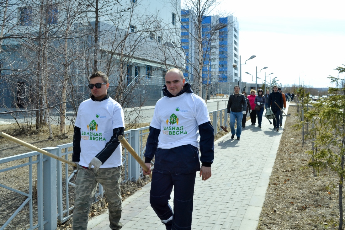 Сотрудники ООО «Газпром добыча Надым» на уборке городских улиц