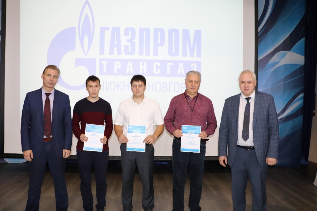 Призеры конкурса профессионального мастерства на звание «Лучший электромеханик связи» в ООО «Газпром трансгаз Нижний Новгород» с заместителем начальника службы связи Владимиром Стекленевым (слева) и начальником службы связи Сергеем Наумовым (справа)