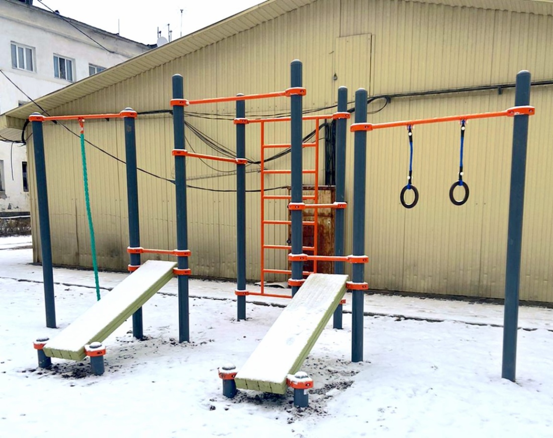 Спортивная зона на улице Первомайской в городе Ленске, Республика Саха (Якутия)