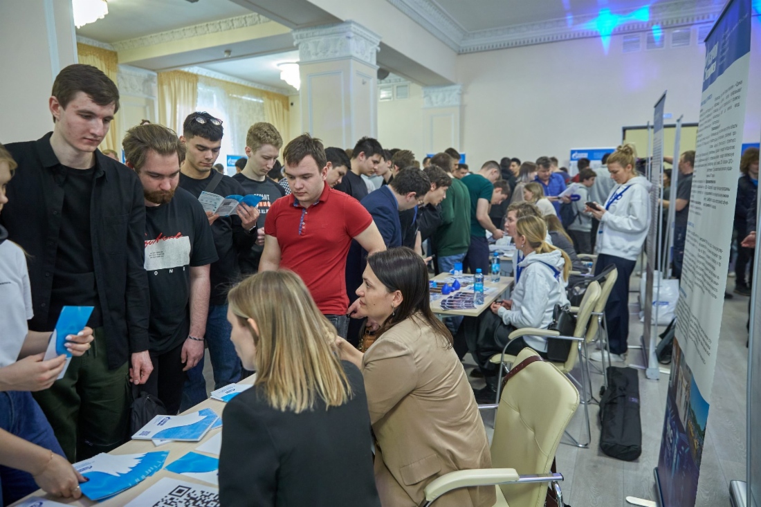 Несколько сотен студентов пришли сразу к открытию ярмарки вакансий
