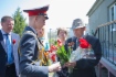 С цветами и подарками в каждый дом