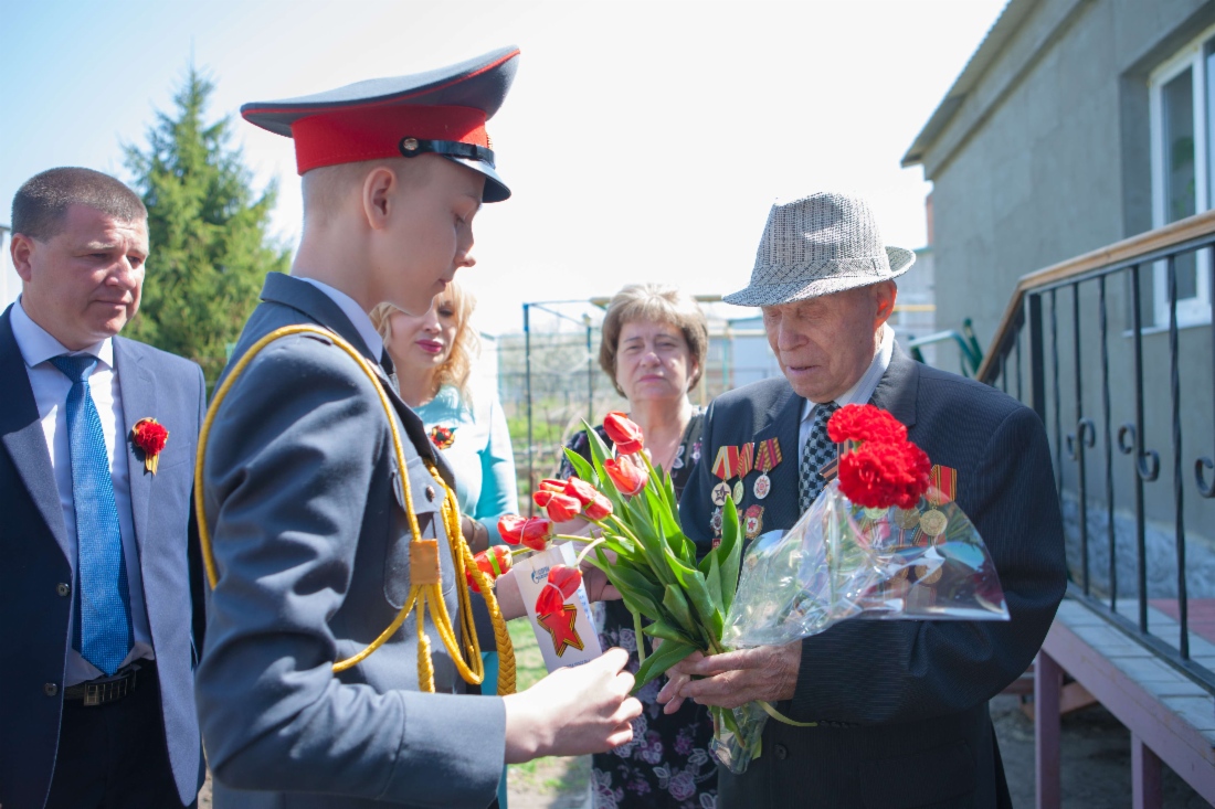 С цветами и подарками в каждый дом