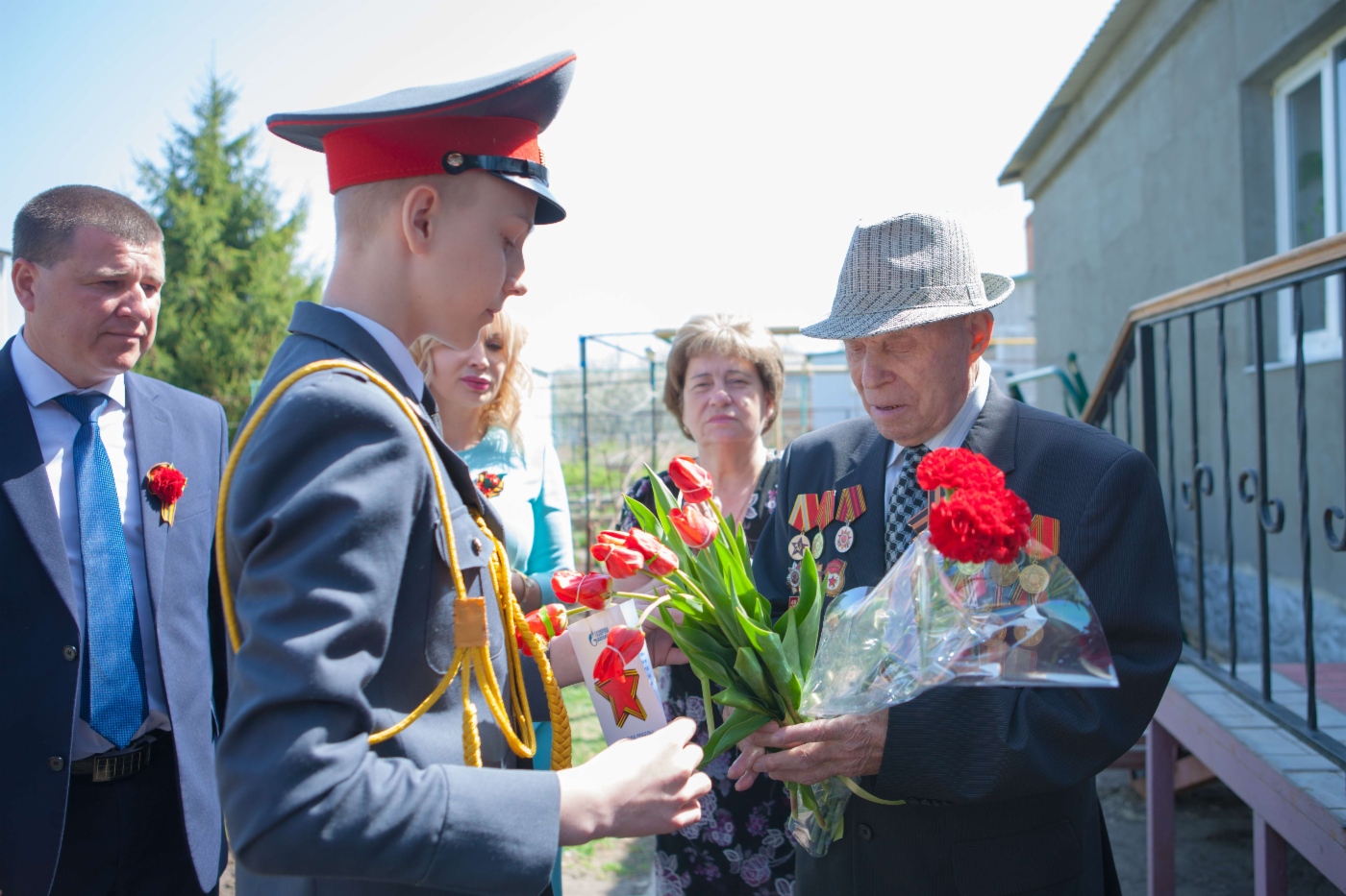 С цветами и подарками в каждый дом