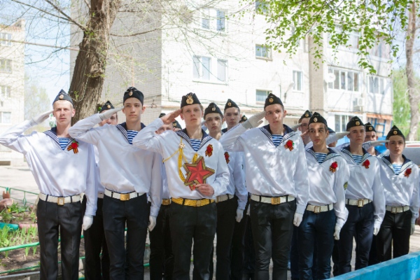 Юноармейцы приветствуют ветерана войны