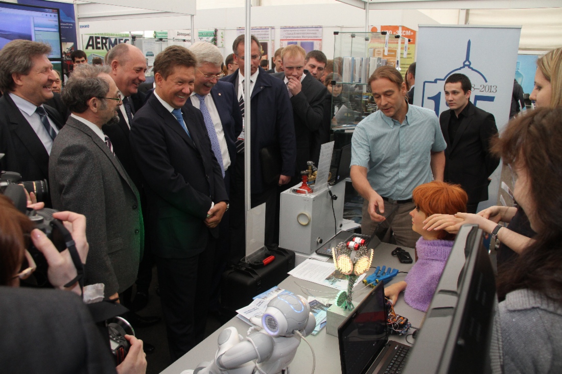 Алексей Миллер на выставке в рамках XV инновационного форума INNOVUS