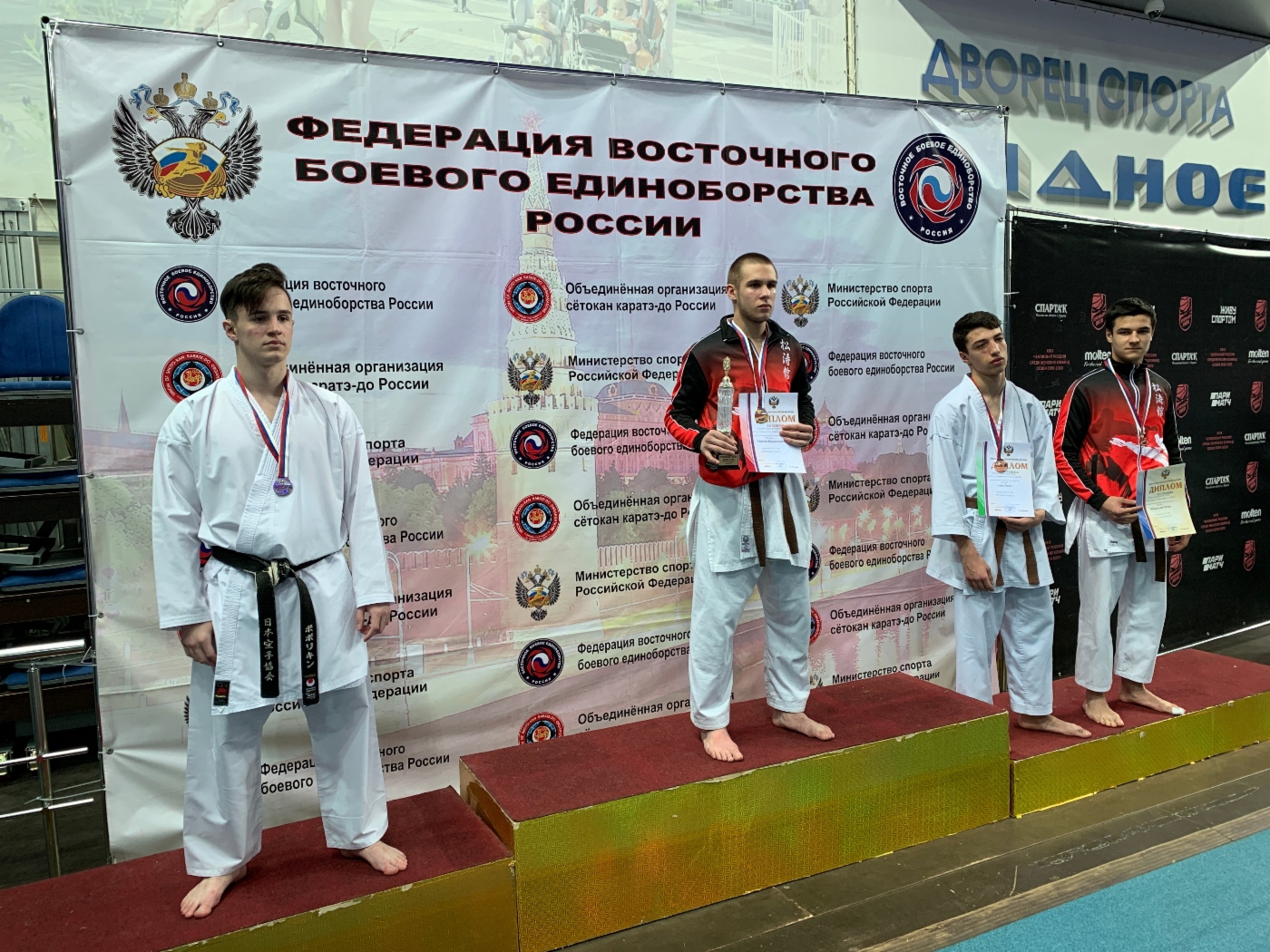 На пьедестале почета спортсмены компании. Владислав Чернов, Андрей Сибирцов, Захар Махринов