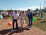 Ленточку на открытии площадки разрезают генеральный директор ООО «Газпром добыча Оренбург» Олег Николаев, заместитель главы Оренбургского района по социальным вопросам Мария Слабоспицкая и глава Пречистенского сельсовета Евгений Мамонтов