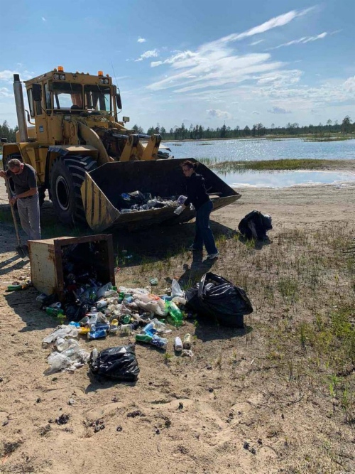 Иногда для уборки требуется тяжелая техника. Водоемы возле города Губкинского
