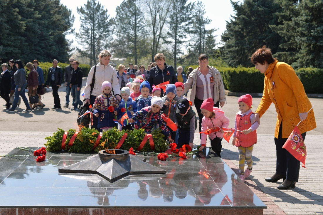 Возложение цветов к мемориалу Огонь вечной славы (село Птичье, Ставропольский край)