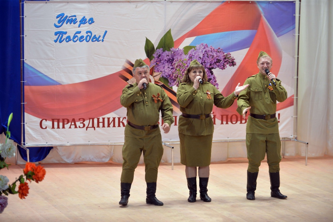 Песни военных лет исполняет коллектив «Живая вода»