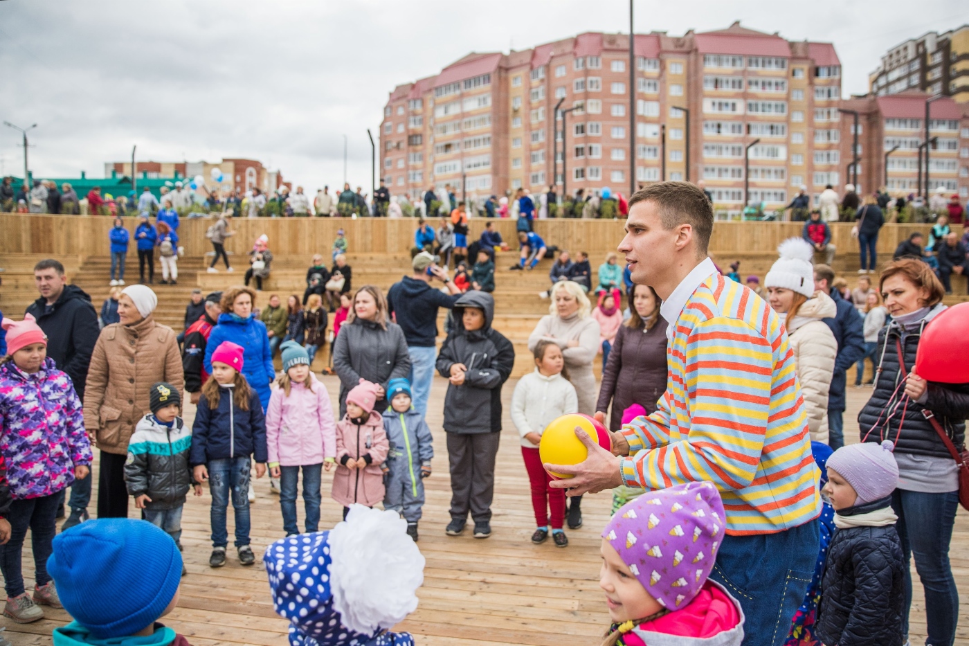 Во время детской развлекательной программы на площадке амфитеатра