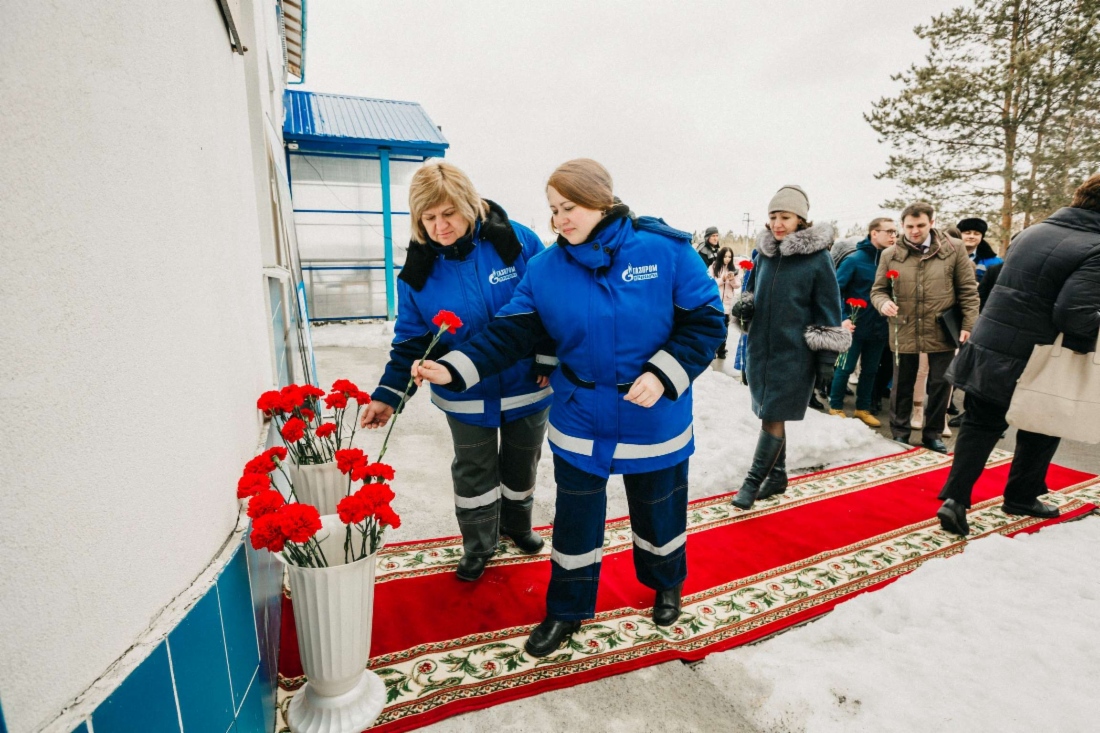 Возложение цветов к мемориальной доске В. С. Черномырдина