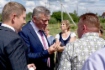 Сергей Густов общается с жителями