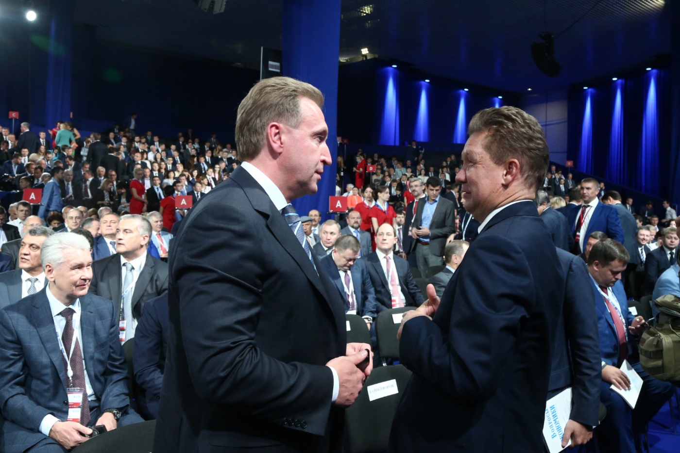 Первый заместитель Председателя Правительства Российской Федерации Игорь Шувалов и Алексей Миллер