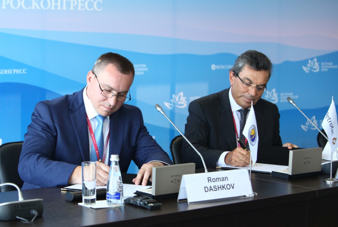 На церемонии подписания договора между компаниями «Сахалин Энерджи» и Petrofac