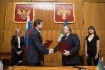 Два руководителя скрепляют договор рукопожатием