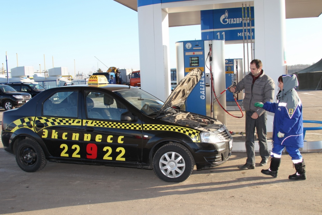 Первая заправка на новой автозаправочной станции, построенной ООО «Газпром трансгаз Самара»