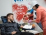 Работник компании сдает кровь для нуждающегося ребенка