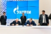 Член Правления, начальник Департамента «Газпрома» Олег Аксютин и Генеральный директор ТМК Александр Ширяев во время подписания