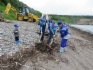 Перчатки, грабли и… трактор: чтобы убрать и мелкий, и самый крупный мусор